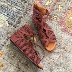 Gentle Souls by Kenneth Cole Becka gladiator flat